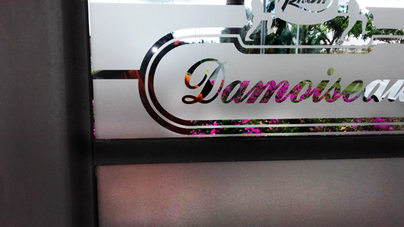 Efficacité fonctionnelle et esthétisme, l'adhesif dépoli sur vitre Efficacité fonctionnelle et esthétisme, l'adhesif dépoli sur vitre